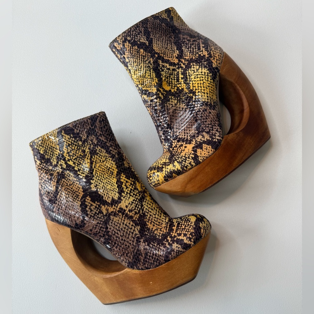 Stylish Snake Print Ankle Boots - Picture 4 of 9
